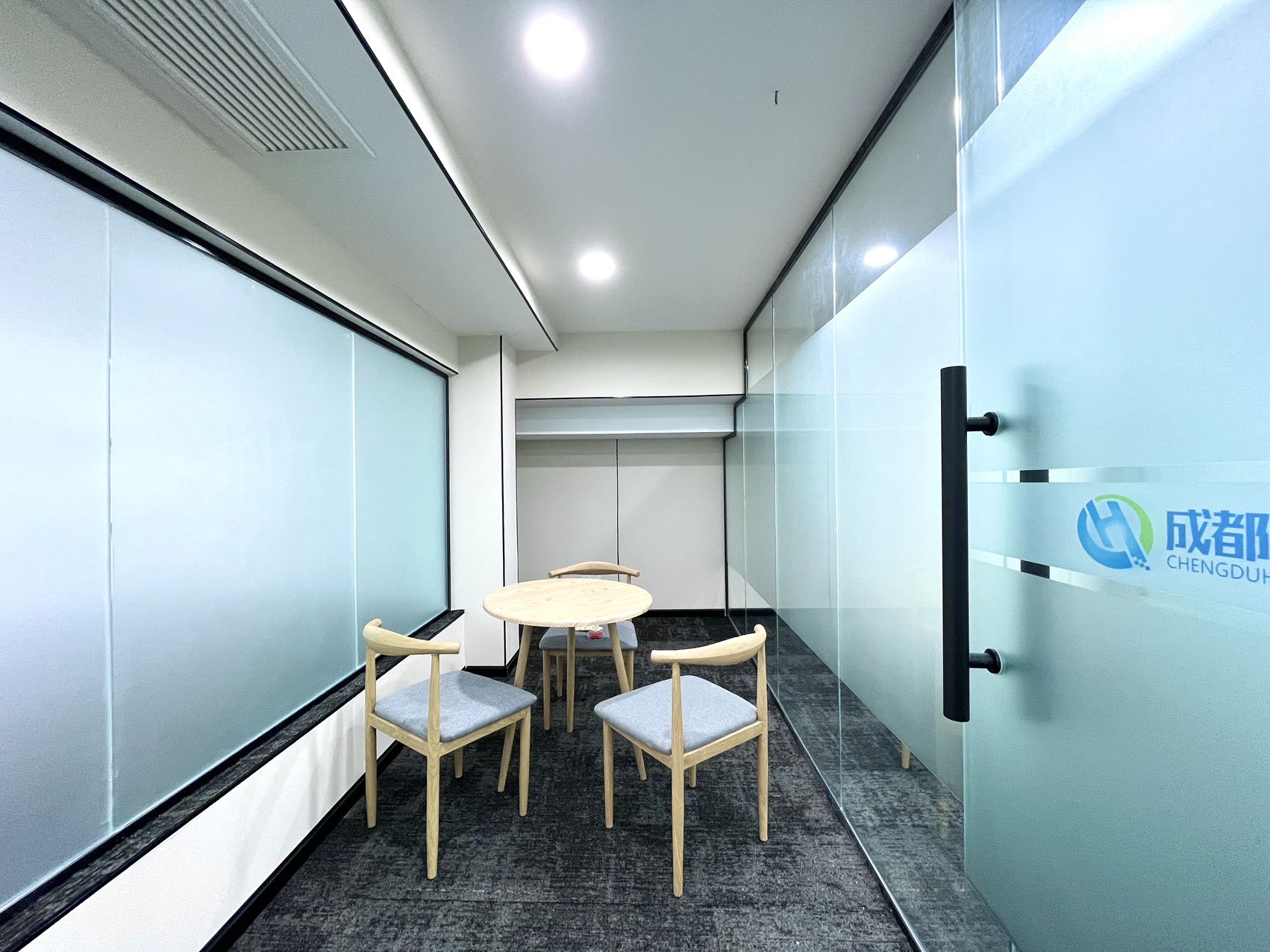 天府三街24小时空调跃层户型 建面140平方 6隔间32工位 精装带家具 物业便宜 泰丰国际办公室出租