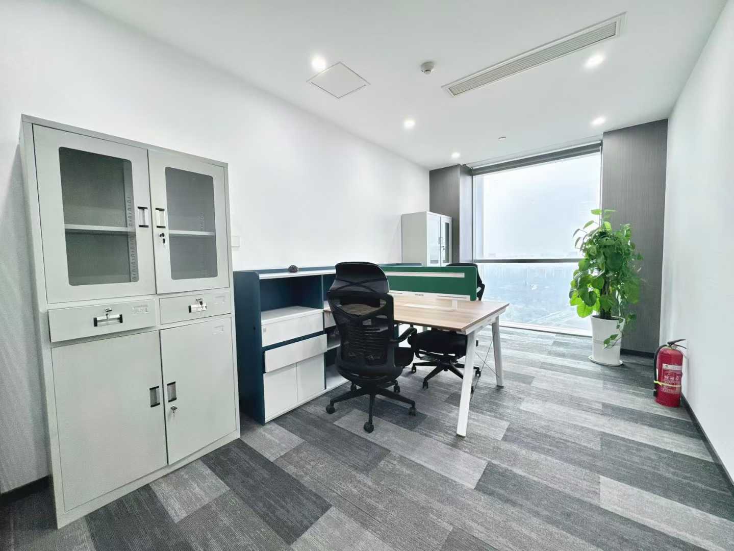 天府一街附近超甲楼盘 风水宝地 三面采光 电梯口 483平方 6隔间12工位+休息区（或者6+40） 两间国际办公室出租