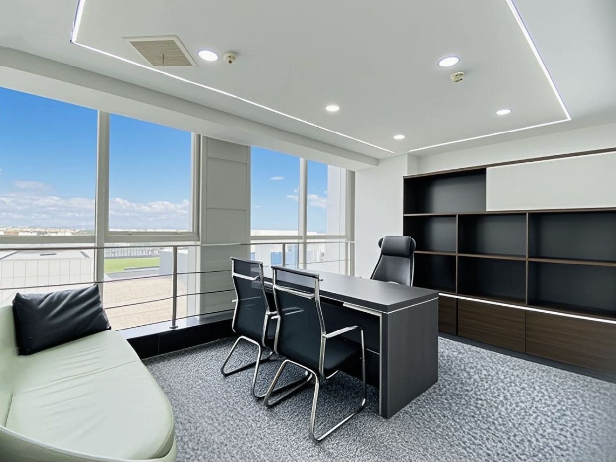 春熙路甲写楼盘 224平方 4隔间40个1米工位 精装带家具 朝东正对大熊猫 时代广场办公室出租