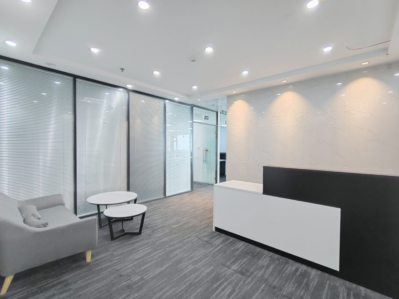 三线交汇高新区核心CBD孵化园地铁口 315平方 5隔间42工位 无加时费 奥克斯广场办公室出租