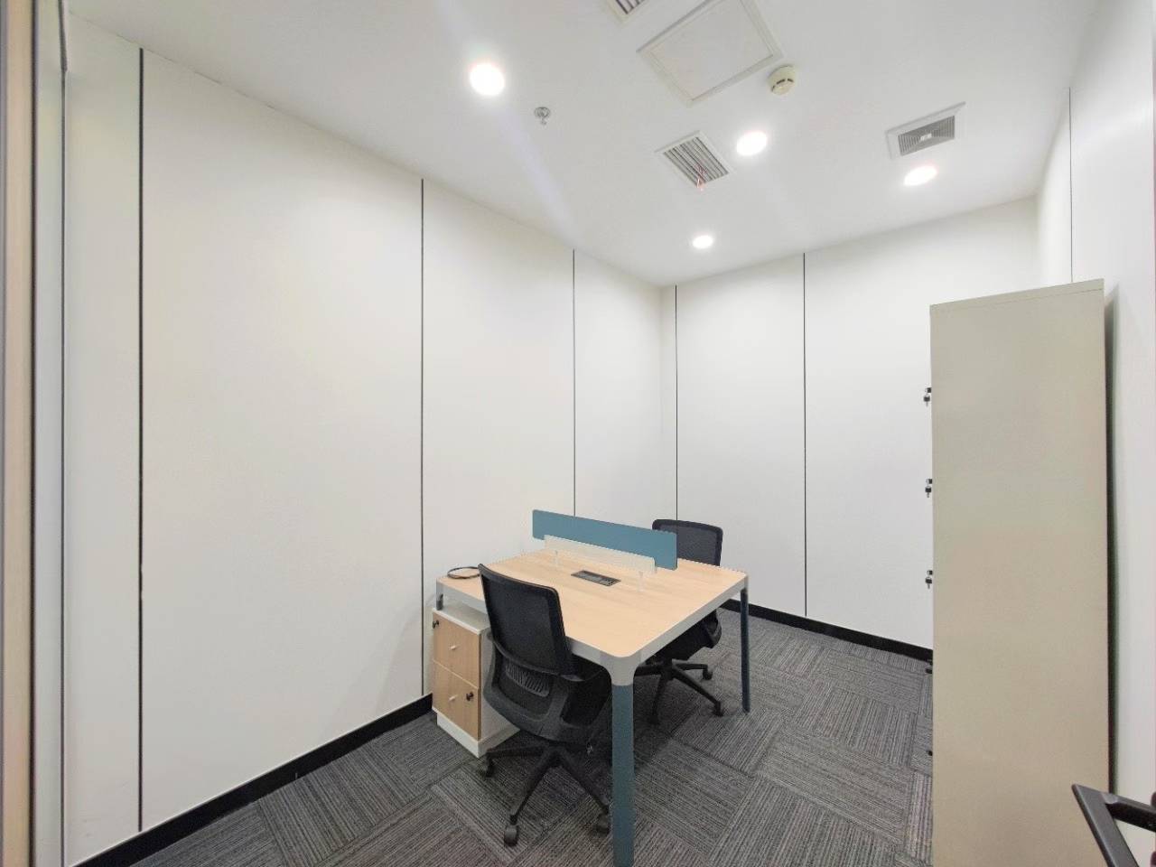 天府二街甲级楼宇 478平方6隔间56工位 双面采光 视野巴适 户型方正 落地窗 天府金融大厦办公室出租