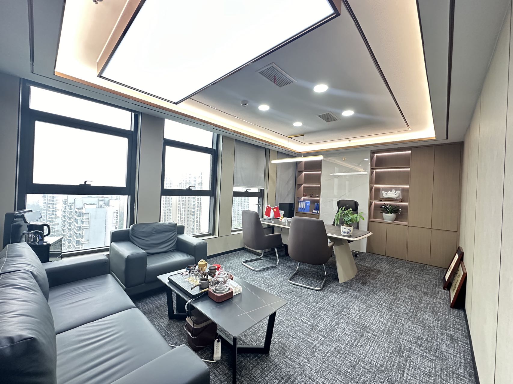 高新孵化园精装24小时空调户型 双面采光 5隔间24工位 带家具 西/南朝向 中航国际交流中心办公室出租