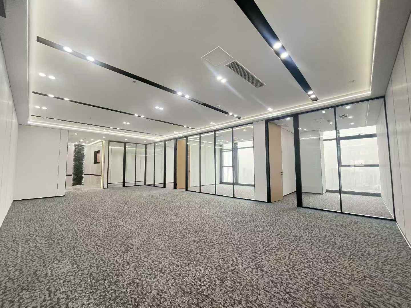 成华区十里店地铁口甲级楼盘 289平 4隔间30工位 高区视野无遮挡 大隔间 龙腾广场办公室出租|成华区写字楼|成华区办公室|租小团