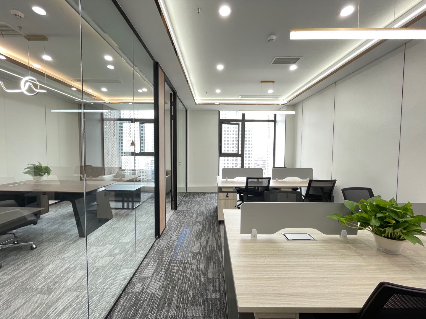 博汇大厦高楼层精装办公室2隔间+8工位无空调加时费家具可按需求配比