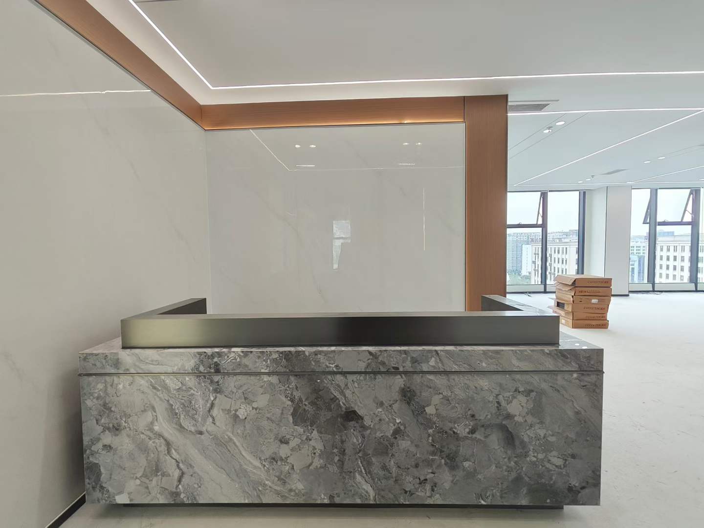 西门金牛区2号线金周路地铁三四百米 7隔间+32工位 大落地窗 大老板间 通透采光好 精装带家具 电梯口 安格斯创汇中心办公室出租