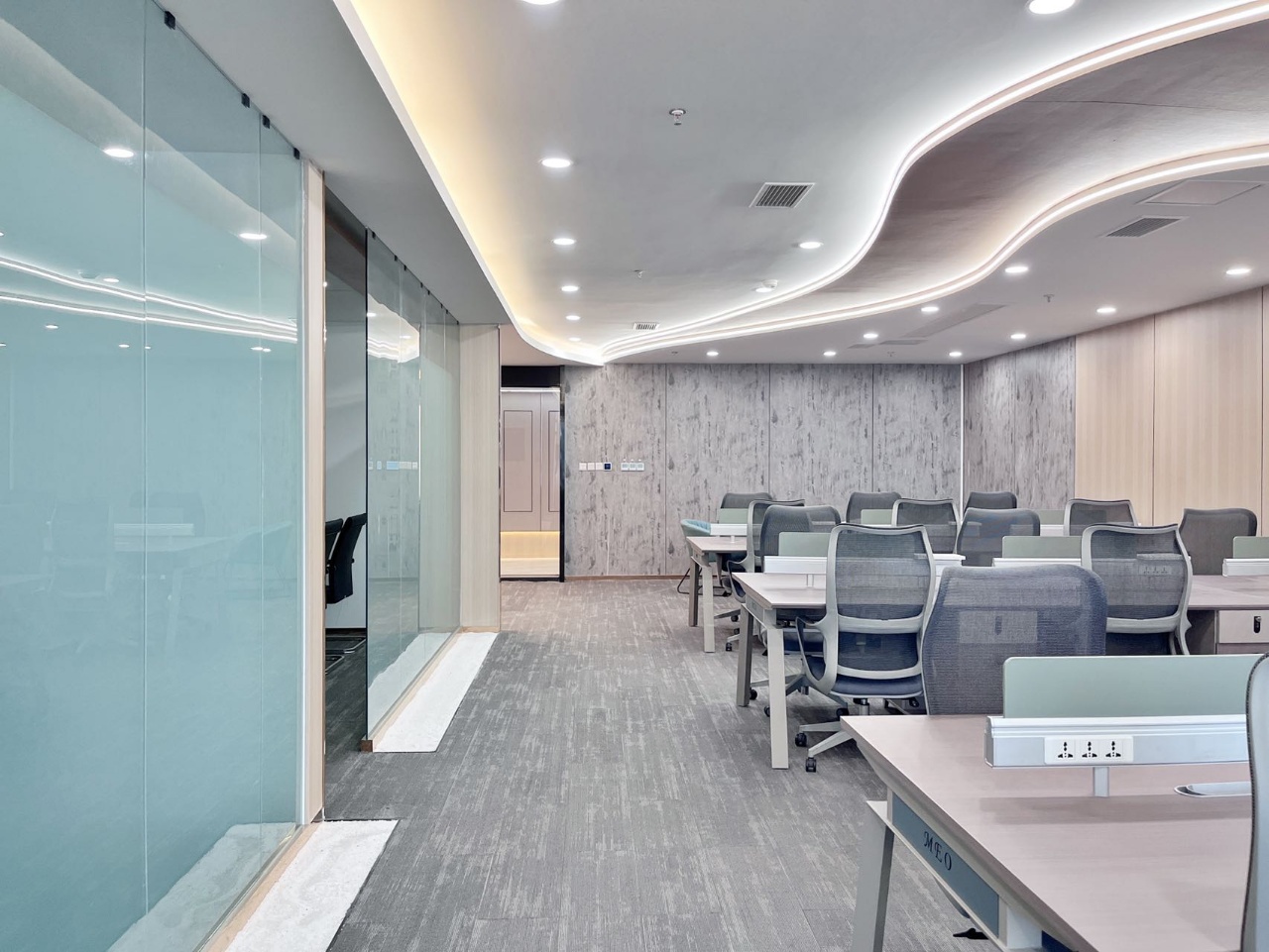 高新地铁甲级楼宇 服务面积311平方 4隔间24工位 高区视野巴适 24小时空调 精装带家具 茂业中心办公室出租