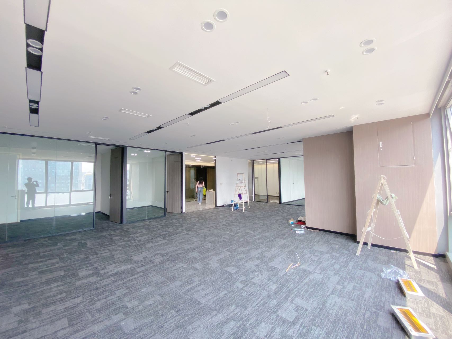 高新区24小时空调甲写楼盘 236平方 4隔间31工位  电梯口 采光视野巴适 带家具 晶科一号办公室出租