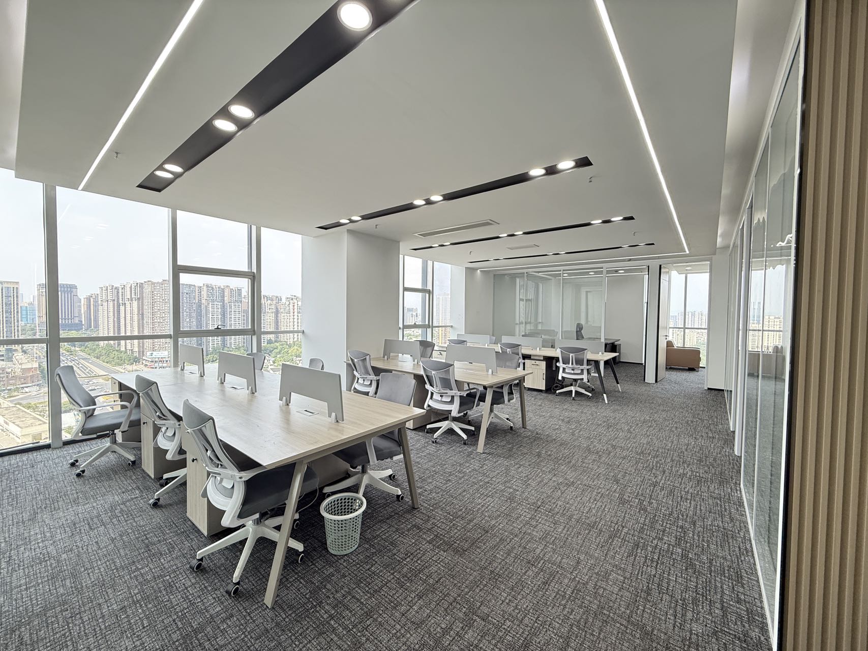 5号线骑龙地铁 套租含物业费 4隔间18工位 双面采光 视野巴适 稀缺房源 欢迎咨询 美行中心办公室出租