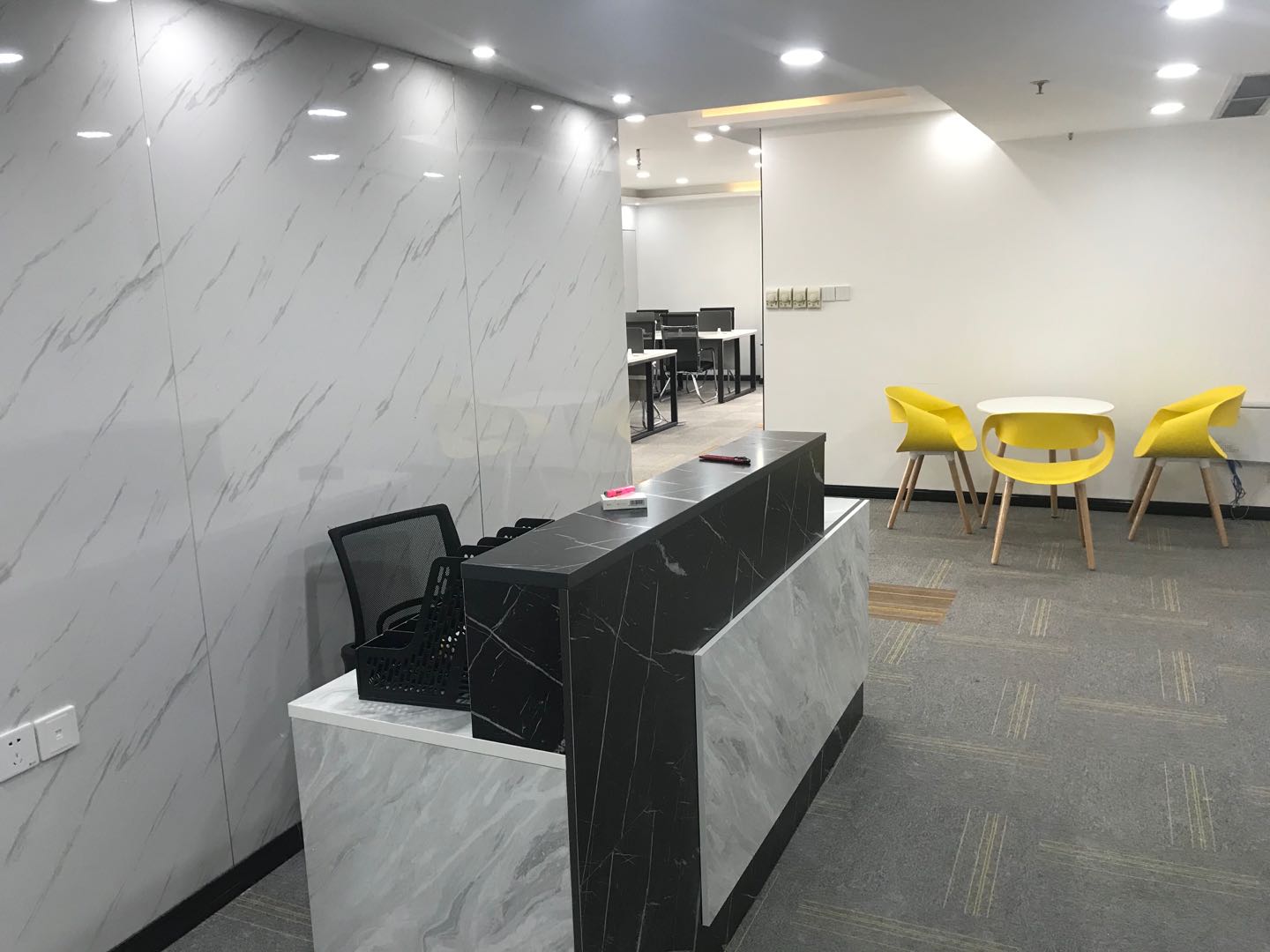 冠城广场190平4隔间20工位全新装修家具可调配地铁口精装办公室