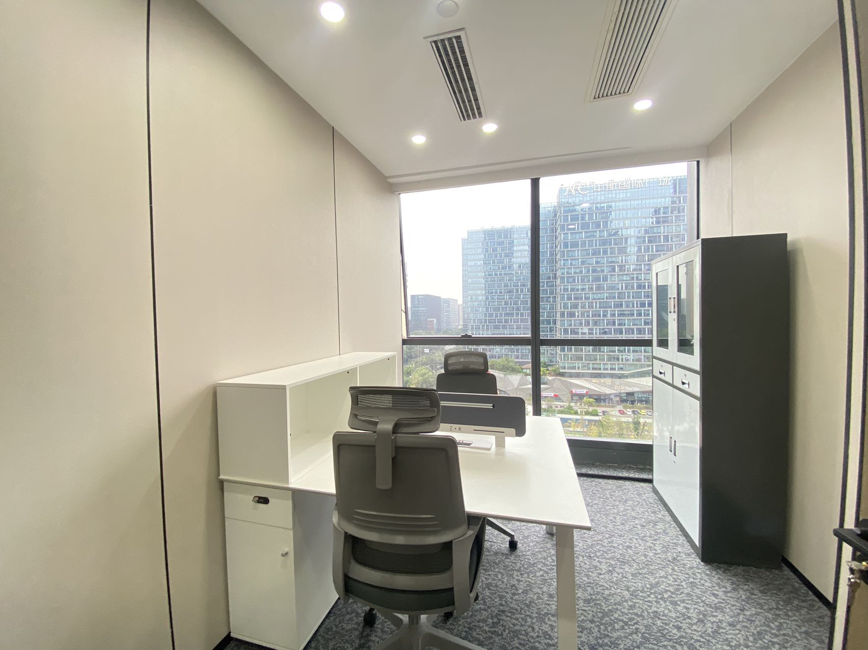 金融城甲级电梯口大户型 全新装修 538平方 8隔间45工位+1仓库 精装带家具 大气前台 东方希望中心办公室出租