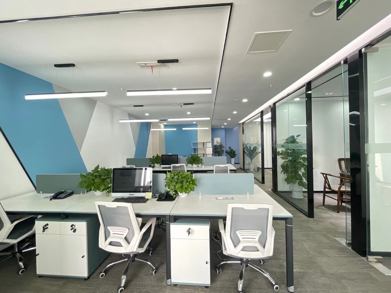 高新区新世纪环球中心精装小面积办公室 简约艺术风格 含物业和空调费
