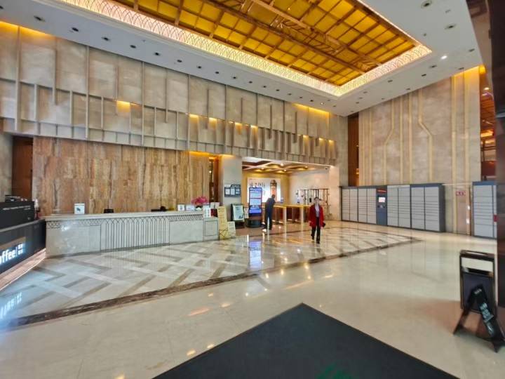 高新区核心cbd孵化园地铁四五百米 393平 8隔间36-48工位 双面采光 带家具 德商国际办公室出租