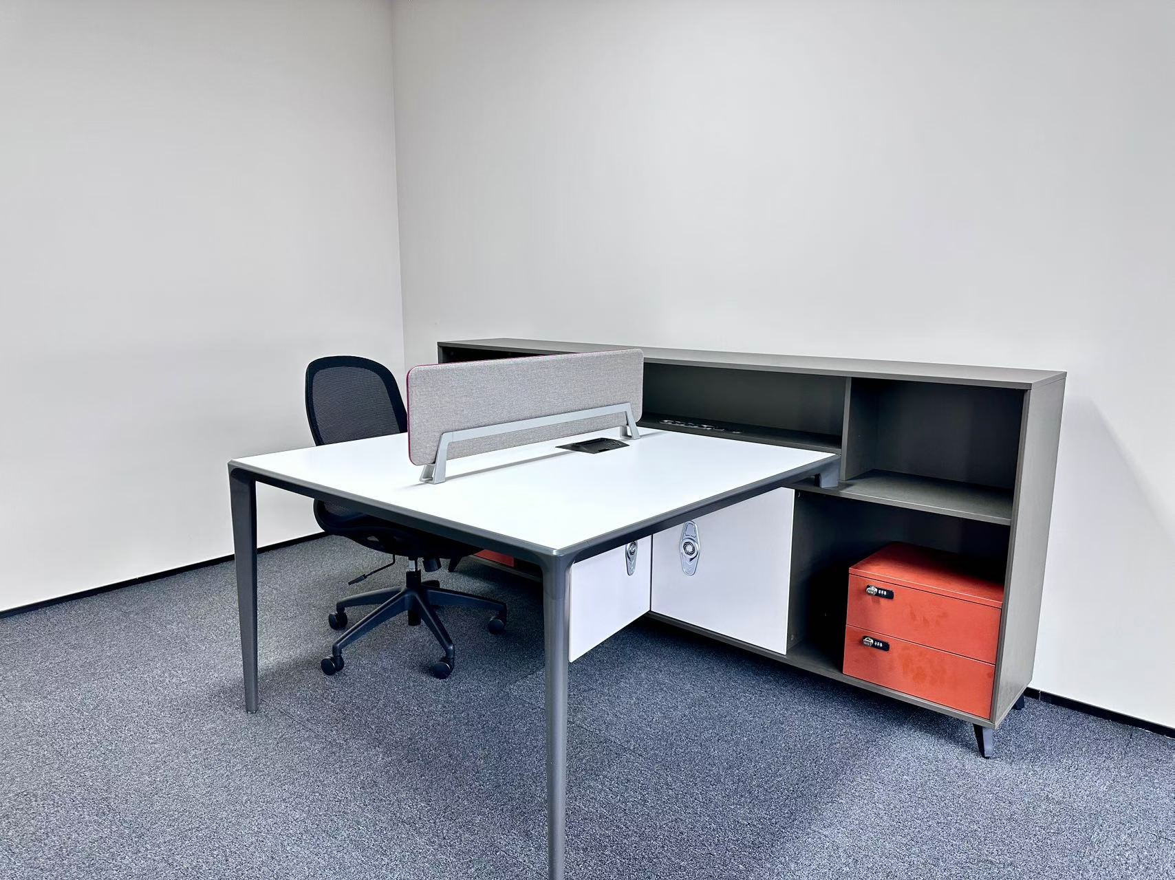 金融城地铁口超甲 看双塔 业主直租 396平方 5隔间24工位+洽谈区 电梯口带家具 华商金融中心办公室出租