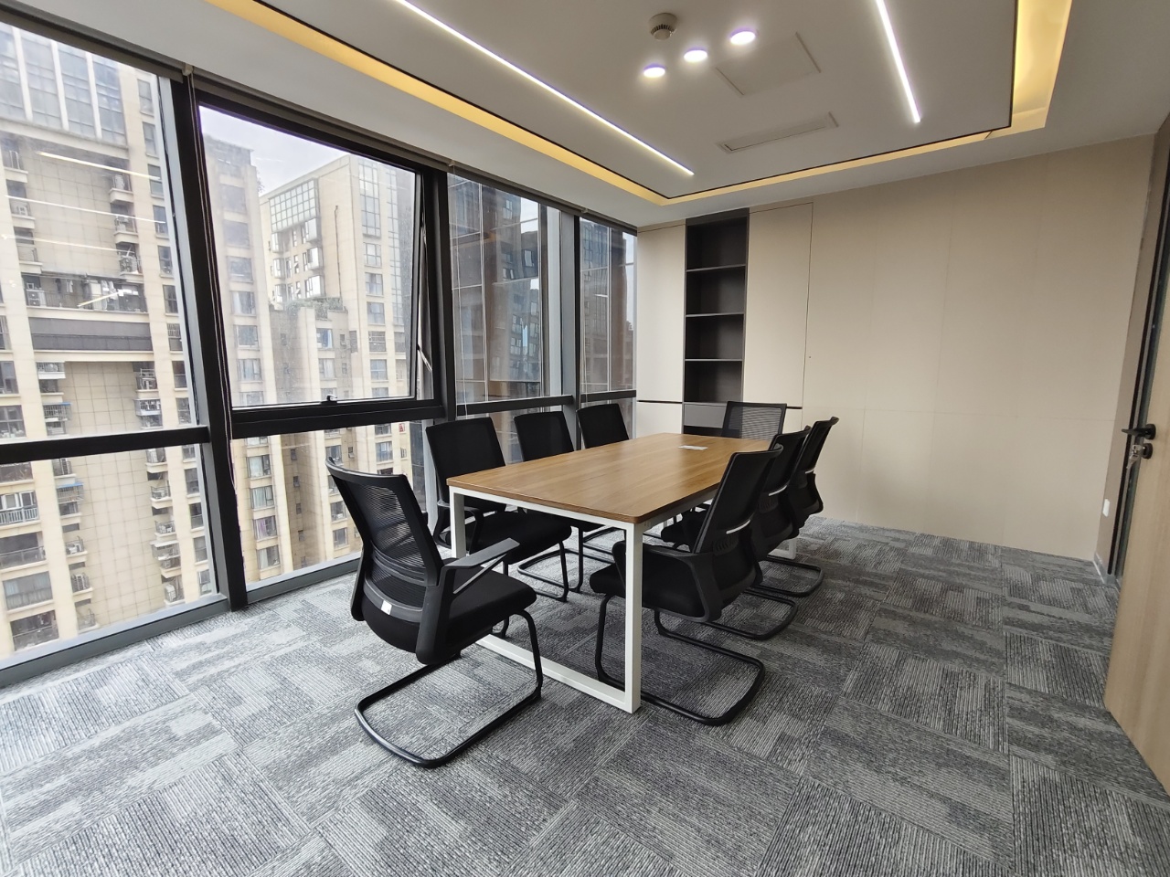 高新核心CBD区位 孵化园地铁400米 252㎡ 3隔间1储物间24工位 带家具 配套方便 新中泰国际办公室出租