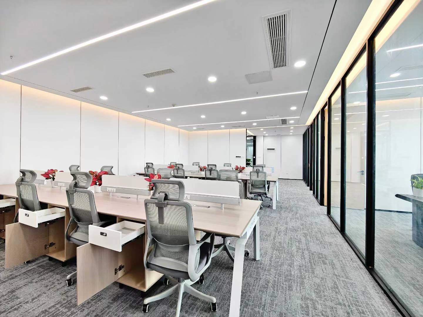 紧邻孵化园9号线芯岛地铁三四百米 246平 4隔间24工位 空调早8晚十 无惧加班 朝东 嘉煜金融科技办公室出租