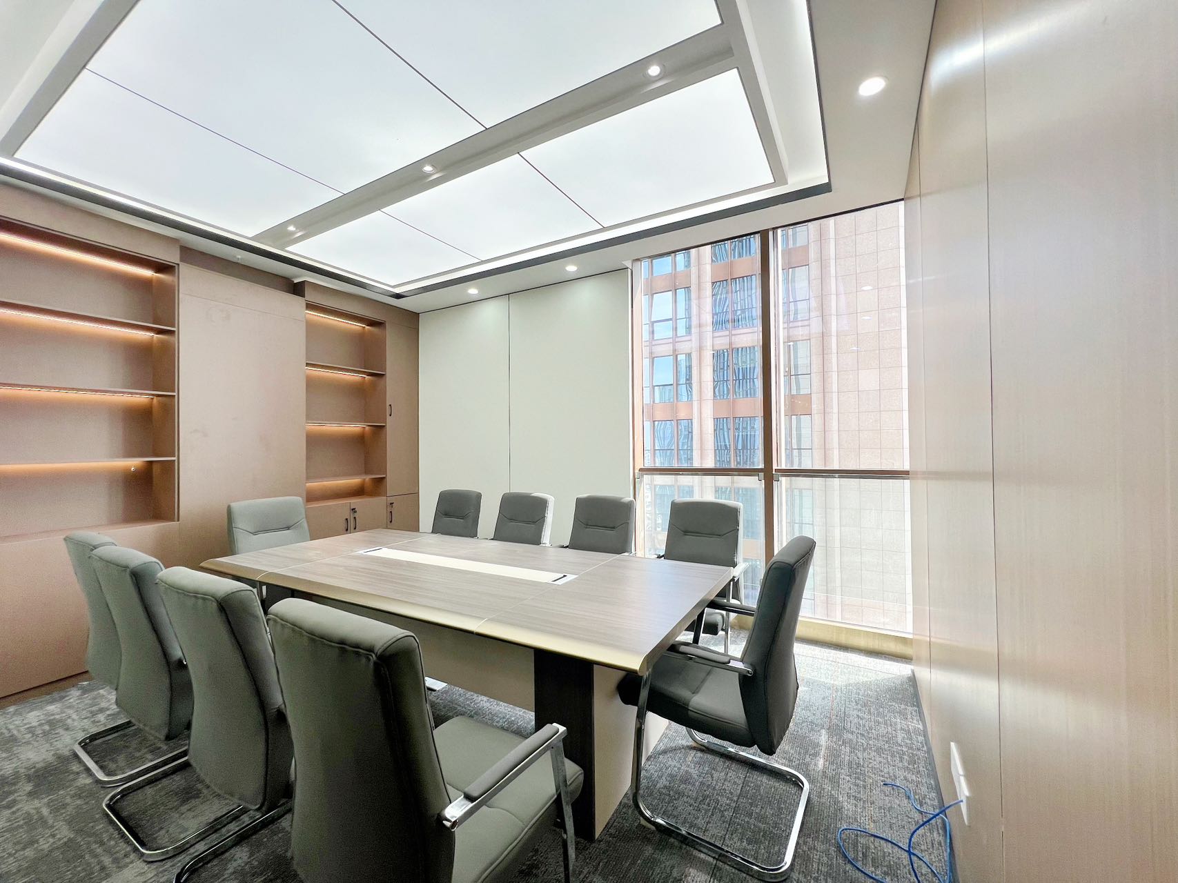 高新区世纪城地铁口精装房源 服务面积200平 4隔间16工位 报价含物费  甲级楼盘 天祥广场办公室出租