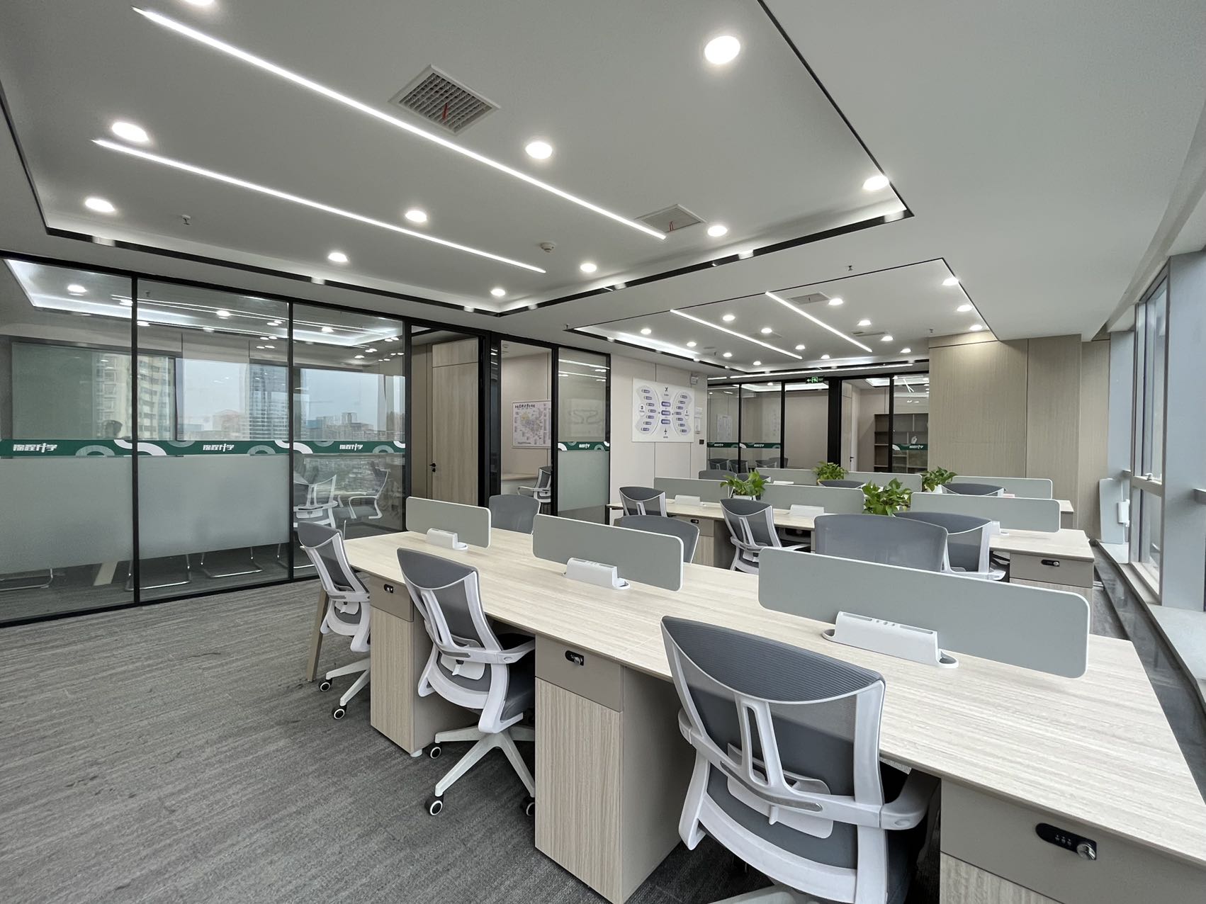 市中心近东门大桥 按套出租 5隔间24工位  采光面大 24小时空调 视野开阔 明宇金融广场办公室出租