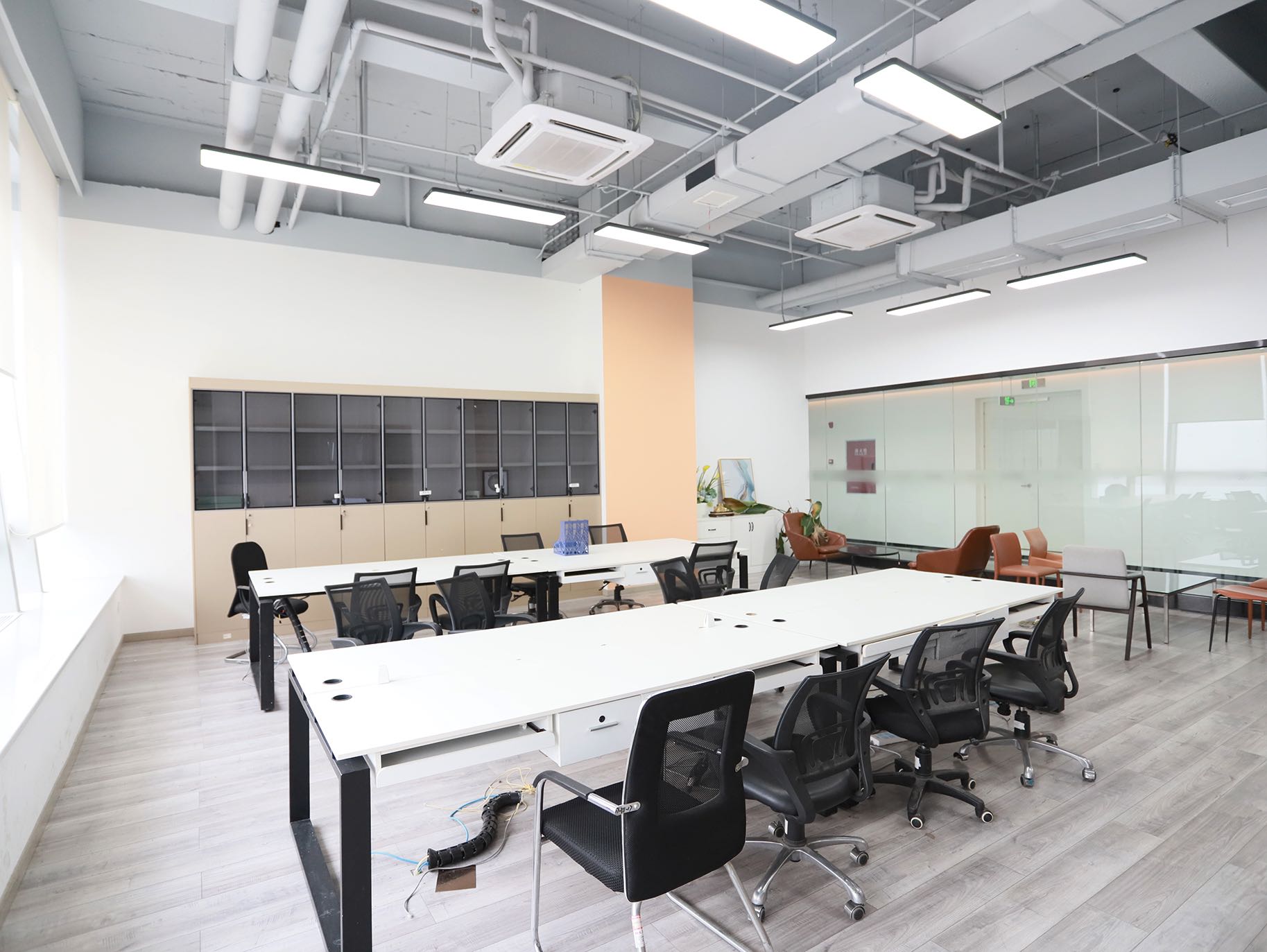 环球中心地铁口区位 建筑面积1949平大面积 17隔间工位150-200+ 层高高 24小时空调 高区视野巴适  环球中心办公室出租