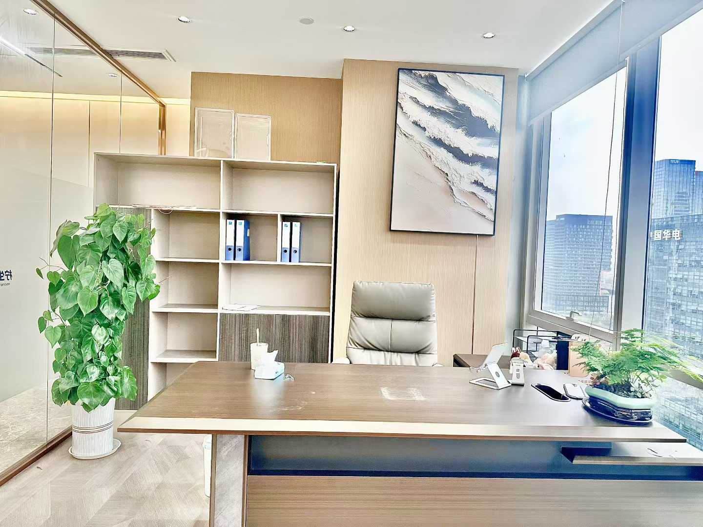 高新区近高新地铁 核心位置 163平方 3隔间16工位 大老板间 双面采光 视野巴适 带家具 晶科一号办公室出租