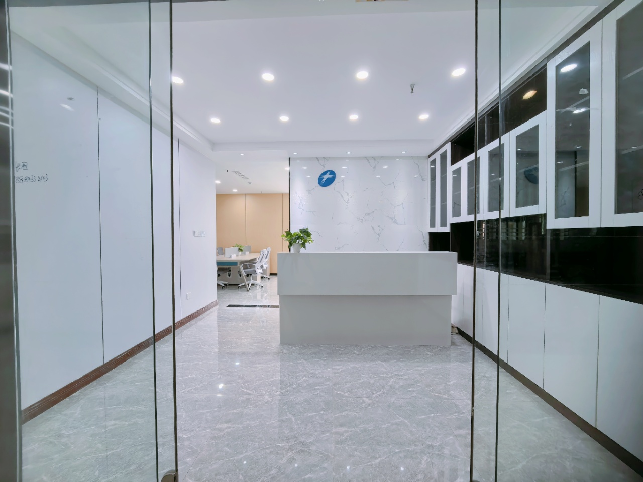 天府一街精装小户型 按套出租 3隔间14工位 24小时空调 报价含物业费 大气前台 智地哥谭办公室出租