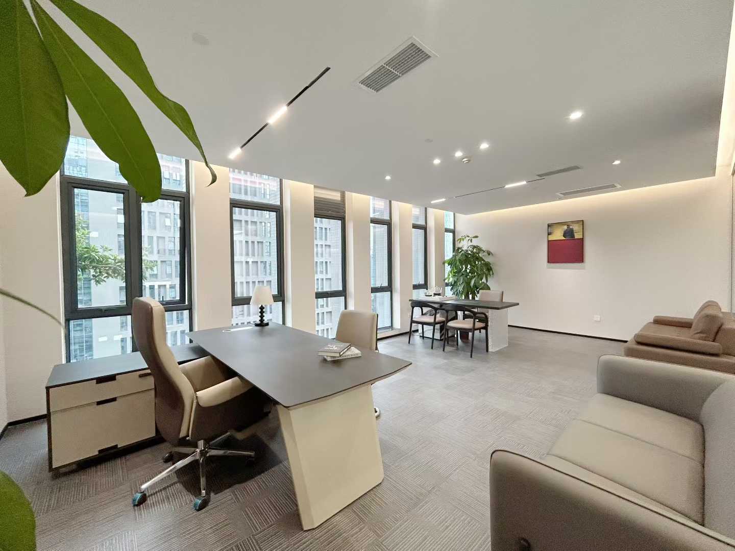 航兴国际楼栋天花板装修 332平 4隔间2储物29工位带前台 报价75元 价格可聊 写字楼出租