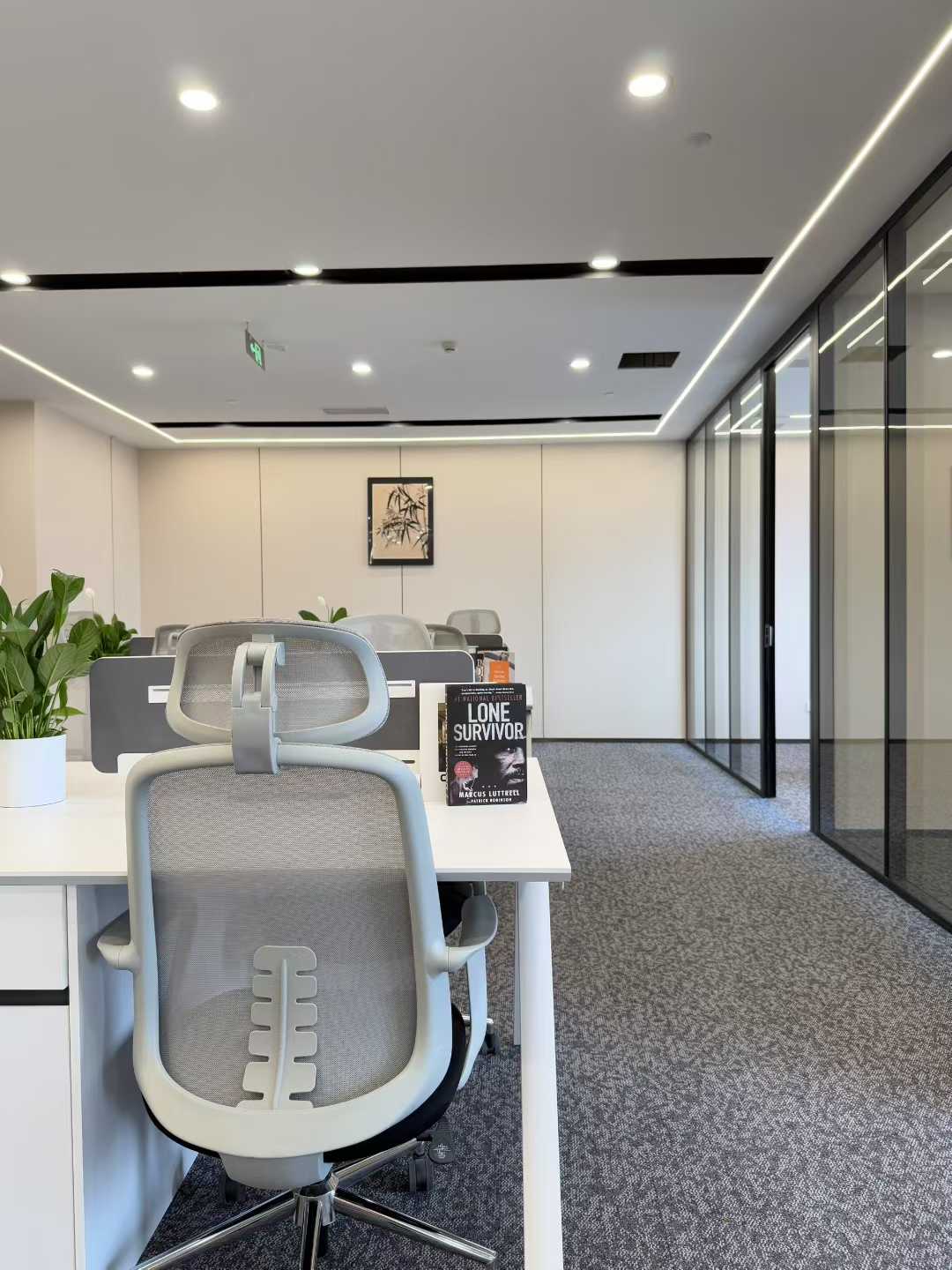 天府三街地铁口高品质装修房源 286平方 4隔间20工位 正对电梯口 24小时空调 新希望国际办公室出租