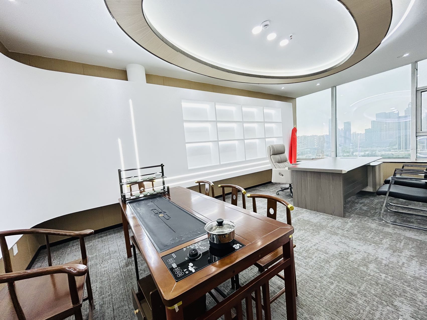 环球中心地铁口高区精装房源 视野非常安逸 按套出租 7隔间20工位 报价含物业费 环球中心办公室出租