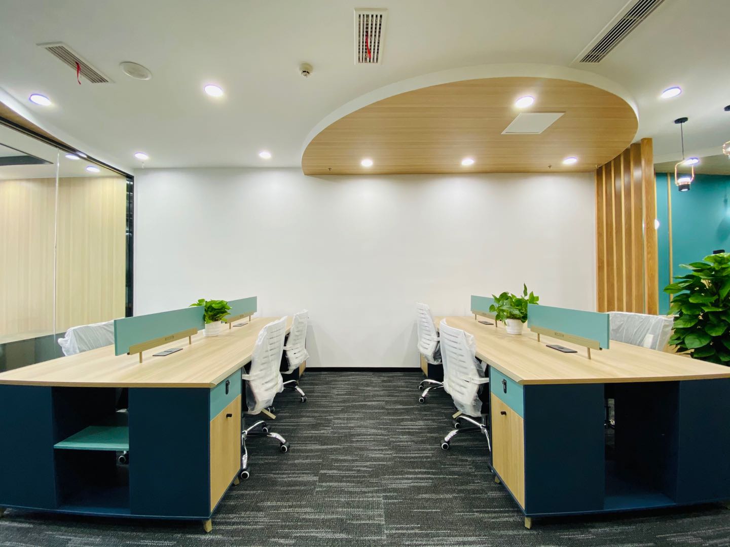 高新区新世纪环球中心精装小面积办公室 小清新网红风格 含物业和空调费