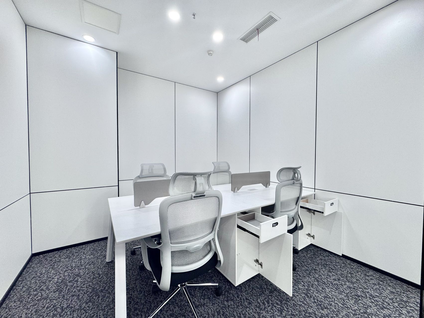 红牌楼新楼盘 电梯口双面采光户型 532平方 7隔间36工位 带大老板大会议室 24小时空调 鼎冠中心办公室出租