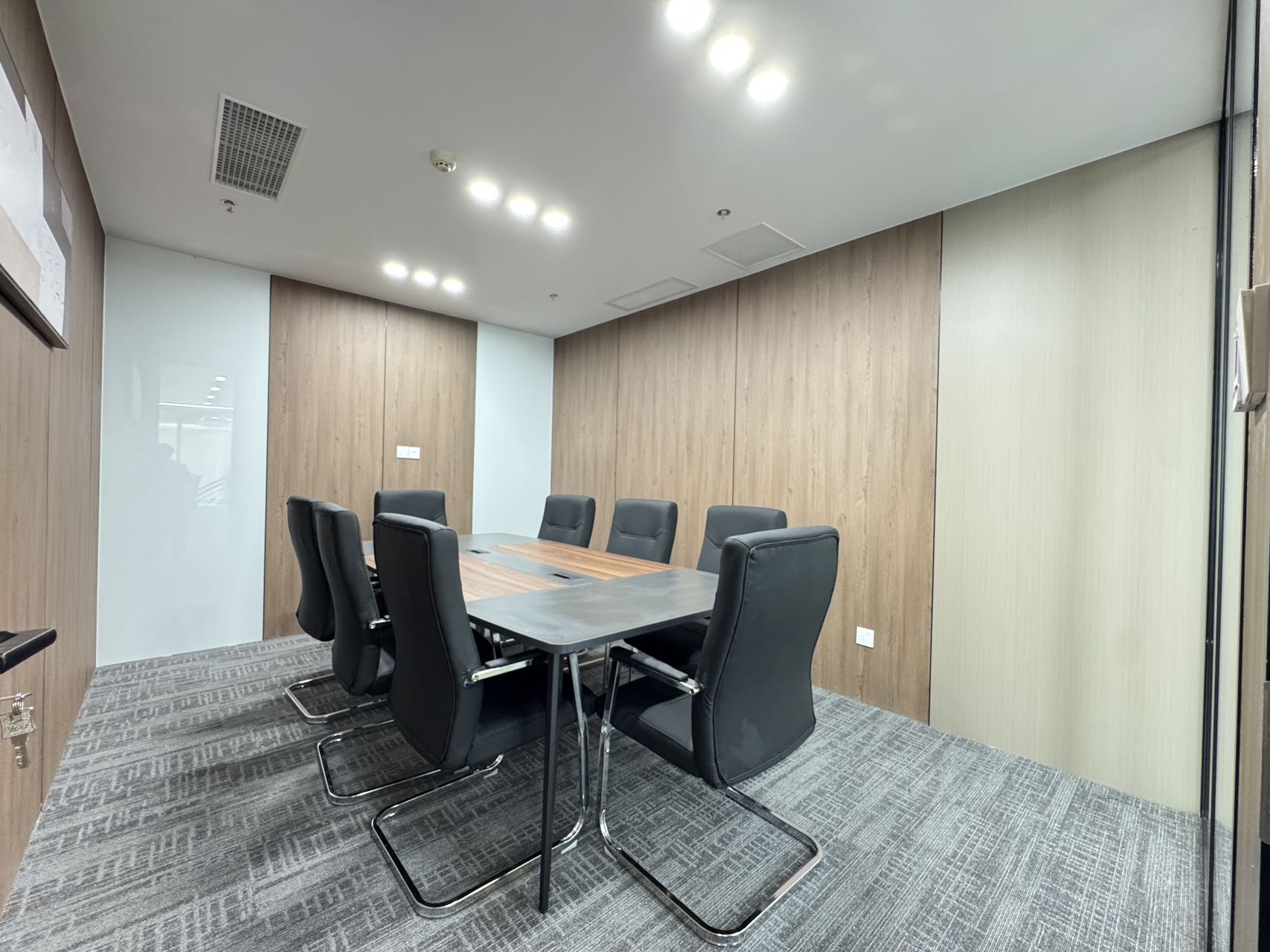 市中心春熙路地铁口 285平方 5隔间20工位 精装带家具 繁华地段 工区24小时空调 银石广场办公室出租