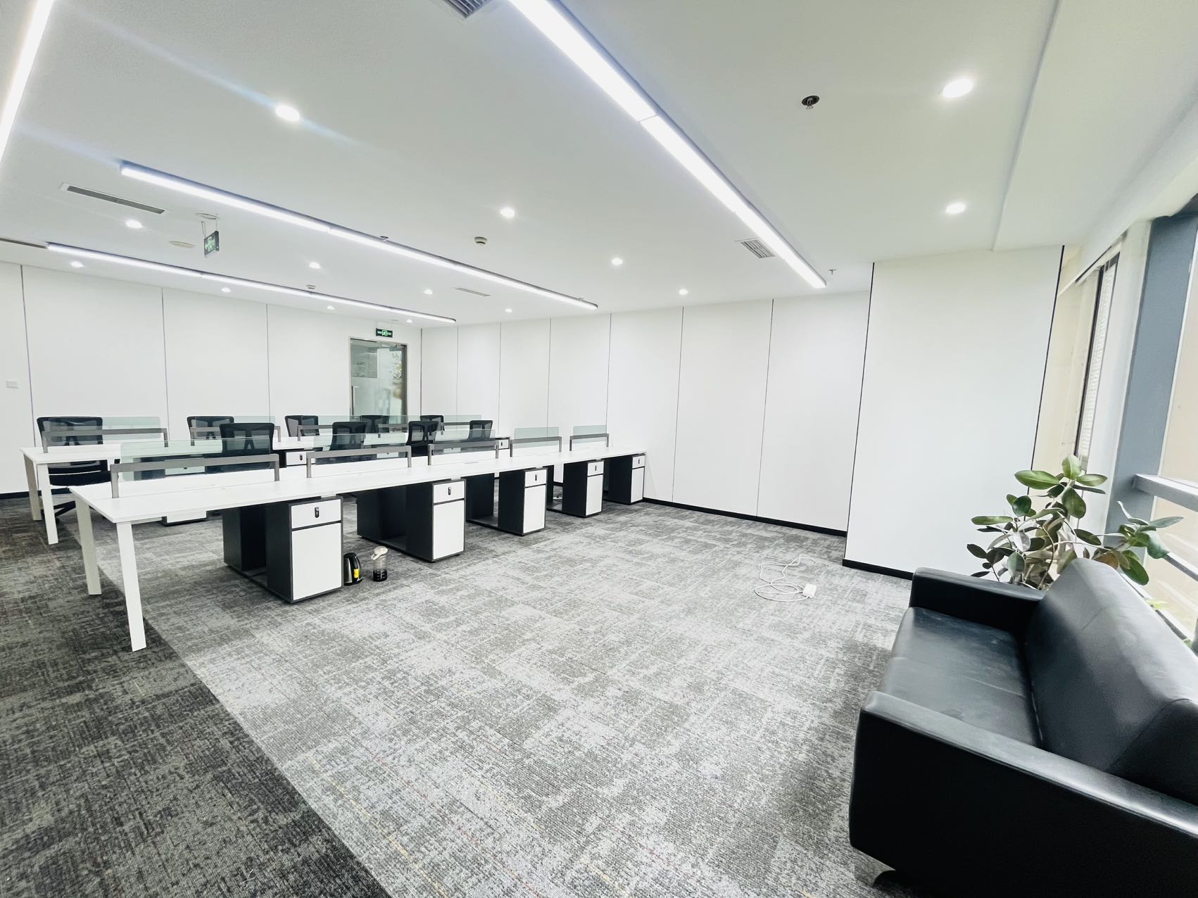 世纪城精选好房 按套出租 2隔间24工位 采光面大 带家具 特价出租 蜀都中心办公室出租