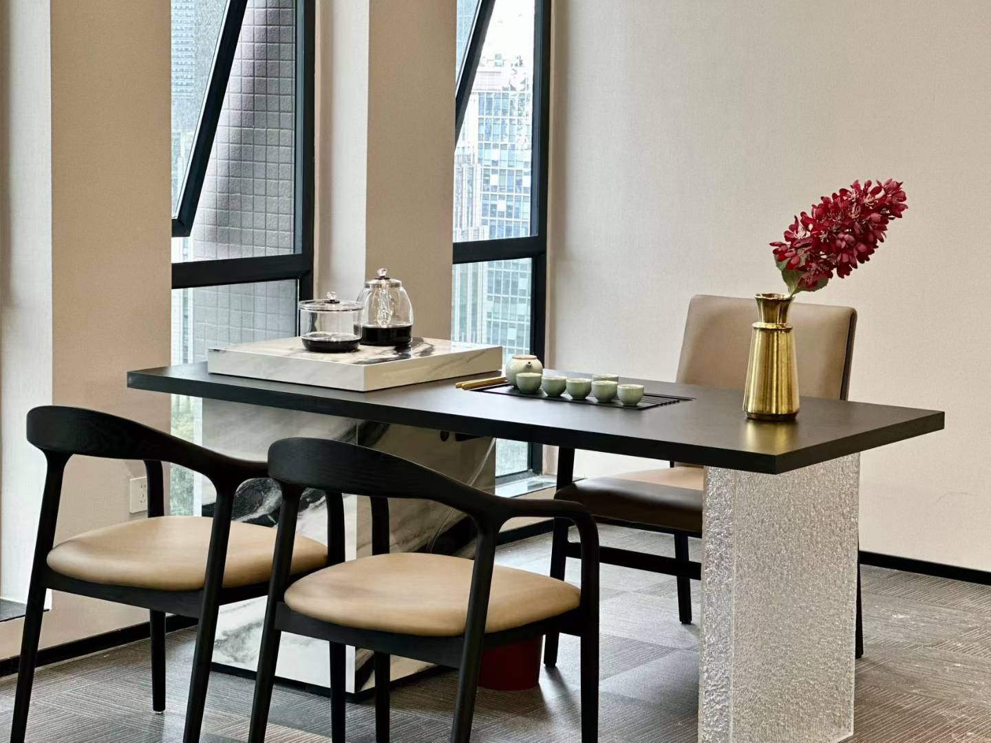 航兴国际楼栋天花板装修 332平 4隔间2储物29工位带前台 报价75元 价格可聊 写字楼出租