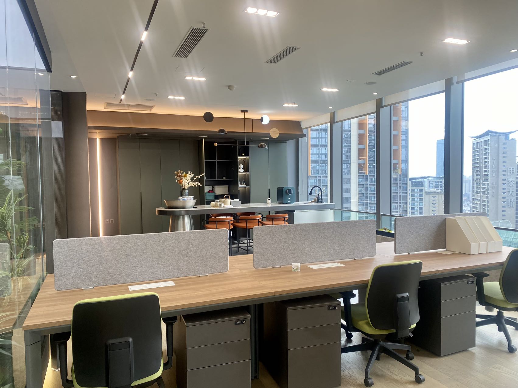 攀成钢超甲写字楼 豪装房 220平 5隔间12工位 双面采光 视野采光舒服 IMP环球都汇广场办公室出租