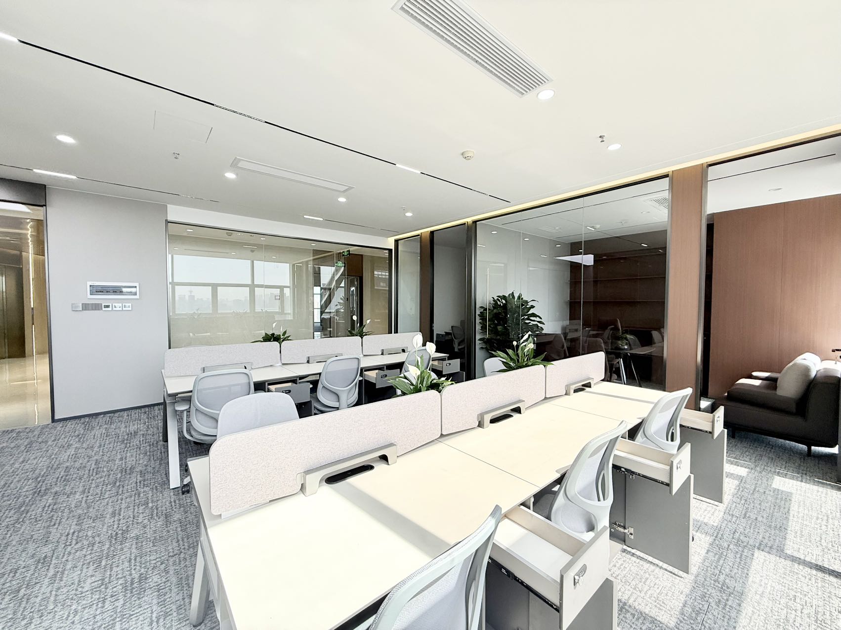 金牛区花牌坊地铁口 150平 3隔间12工位 24小时空调 精装带家具 新时金泰大厦办公室出租