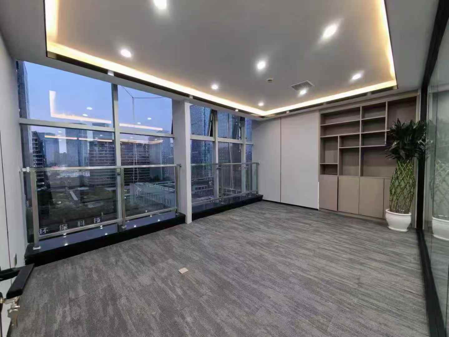 天府三街甲级178平 3隔间20工位 落地窗 户型方简约大方 报价含物业费 香年广场办公室出租