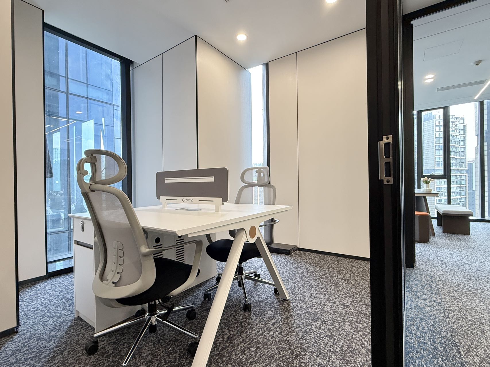 高新区市一医院地铁口 品质楼盘 289平方 4隔间24工位 品质装修 周边配套齐全 仁和春天国际办公室出租