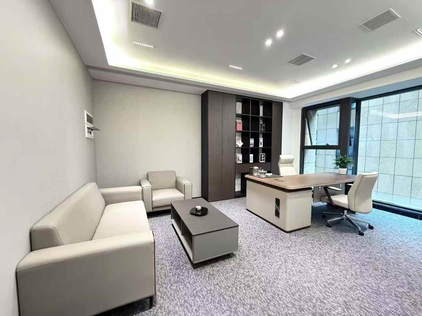 孵化园大户型出租 698平方 8隔间80工位 户型方正 装修巴适 带家具 德商国际办公室出租