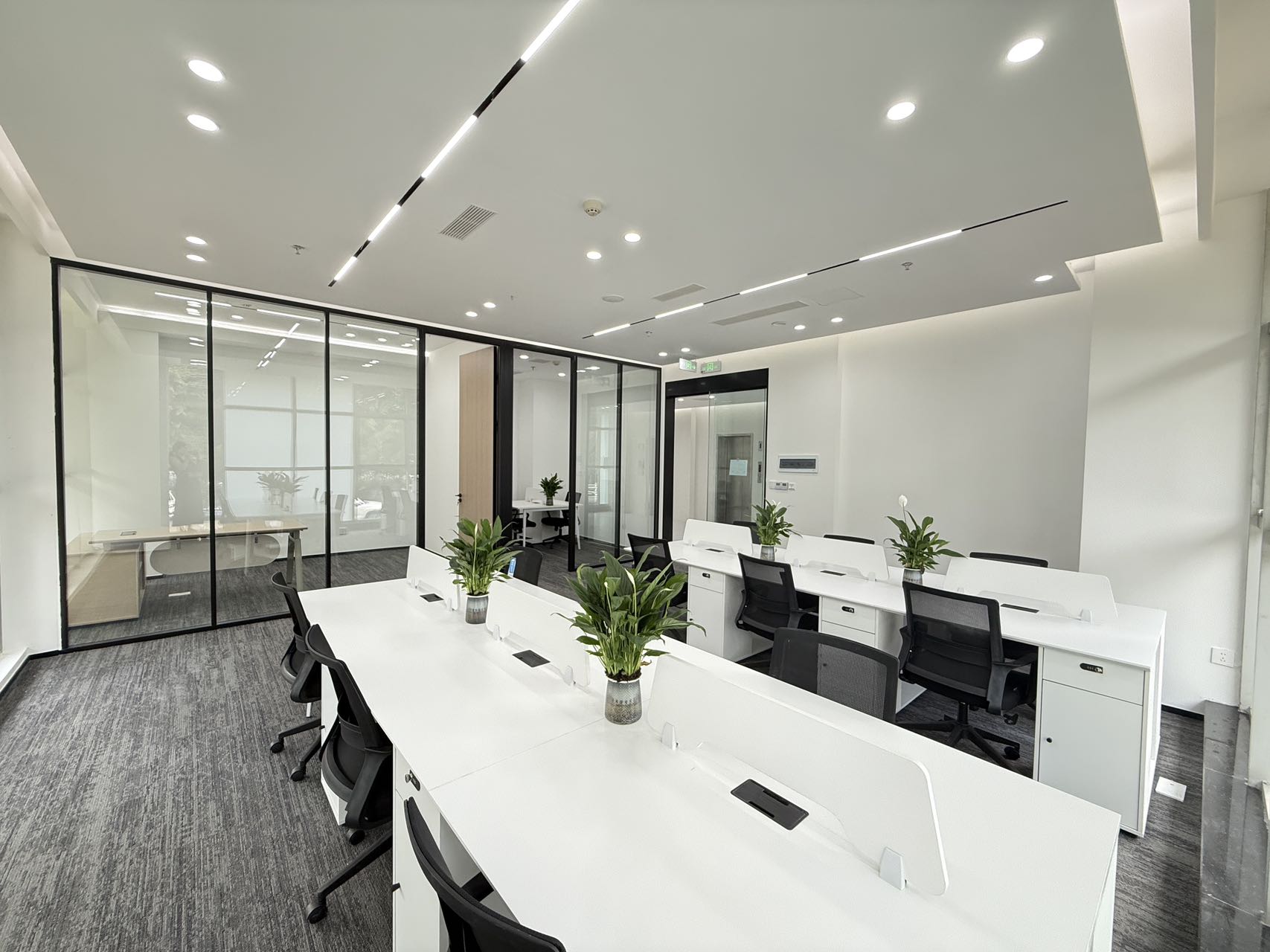 天府五街近地铁稀缺1楼户型 不用等电梯 绿植环绕 2隔间16工位 按套出租 园区环境巴适 软件园D4办公室出租