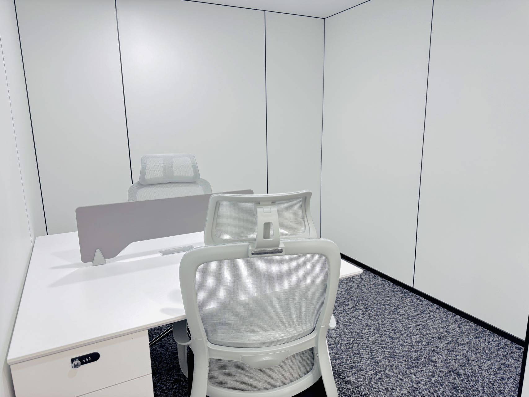 3号线红牌楼广场322.9平方 电梯口 大气前台 5隔间26工位 24小时空调随开随用 鼎冠中心办公室出租