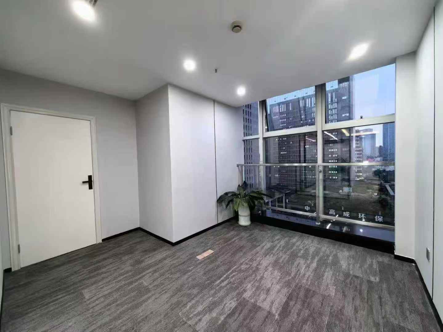 天府三街甲级178平 3隔间20工位 落地窗 户型方简约大方 报价含物业费 香年广场办公室出租