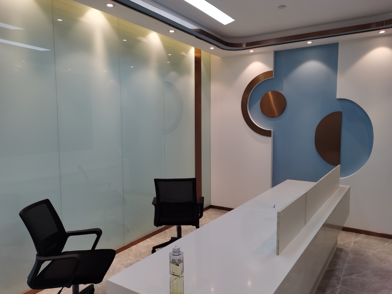 东郊记忆超甲楼宇 244平方 5隔间30多工位 近地铁 24小时空调 带家具 万科天荟大厦办公室出租