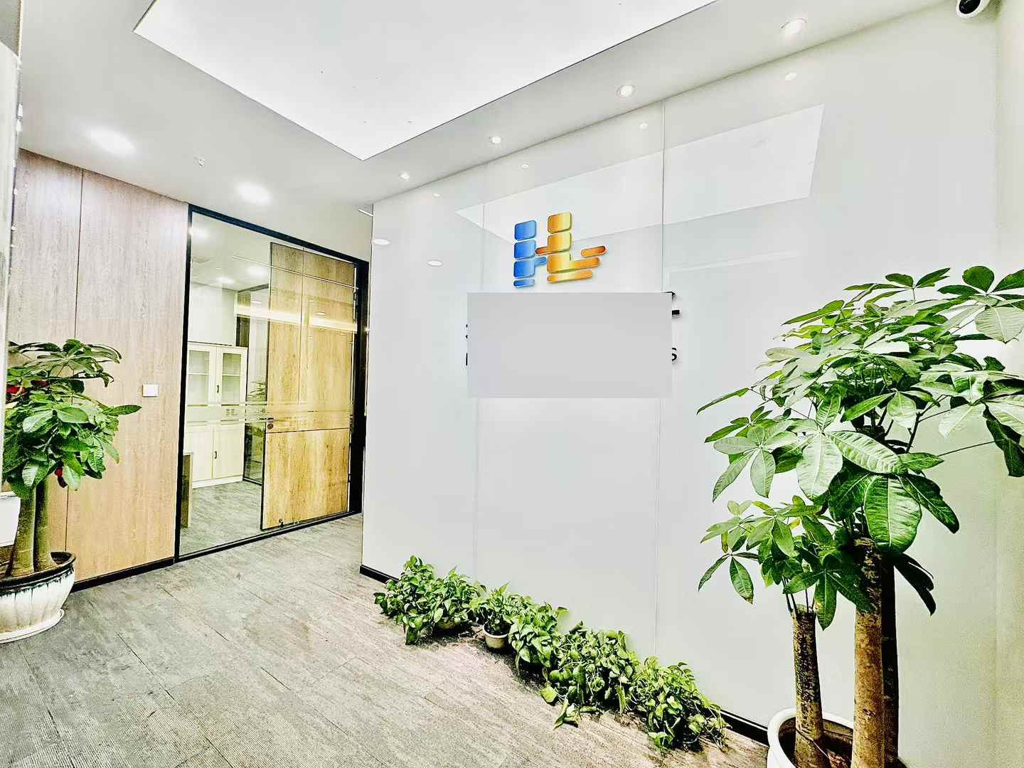 高新区高新地铁站四百米 公摊低利用率高 135平方 3隔间20工位 户型方正 24小时空调 含物业费 晶科1号办公室出租