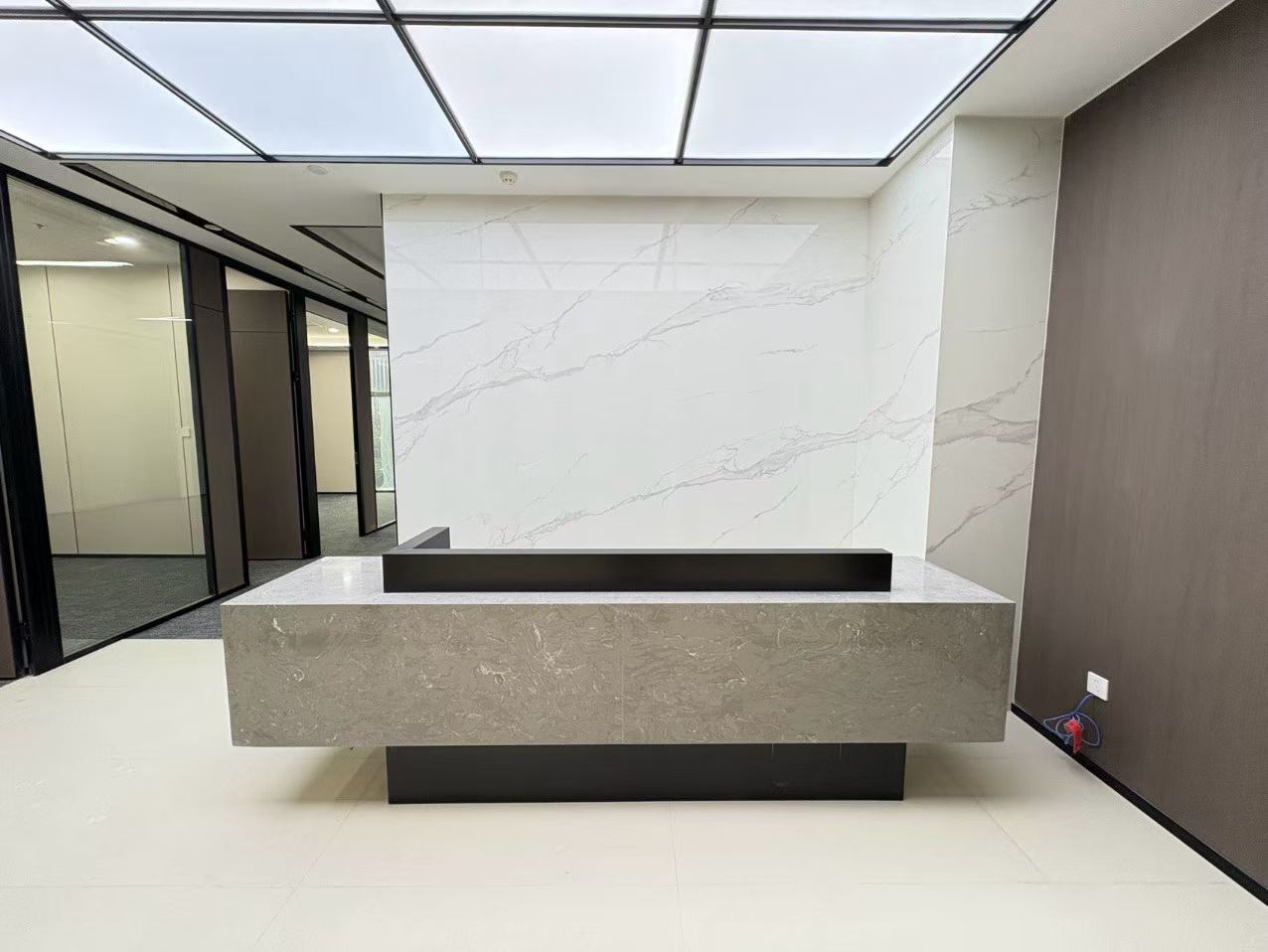 孵化园地铁口 3隔间15工位 在共享区域层 配套巴适 含物业含空调能耗 嘉润国金中心办公室出租