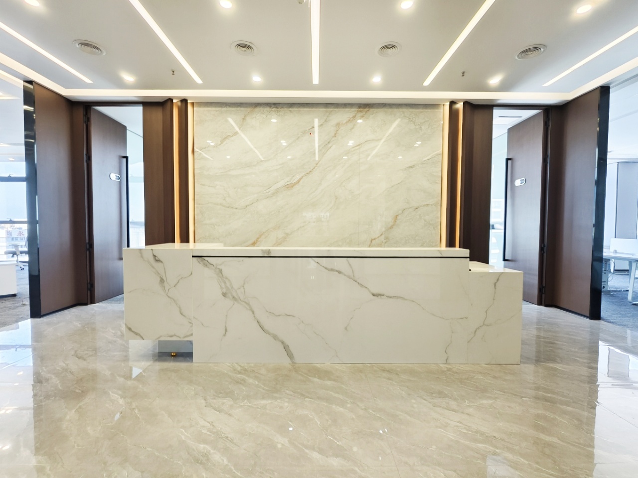 近东郊记忆 十里店地铁口1018㎡大面积 8隔间164工位 三面采光 视野巴适 龙腾广场办公室出租