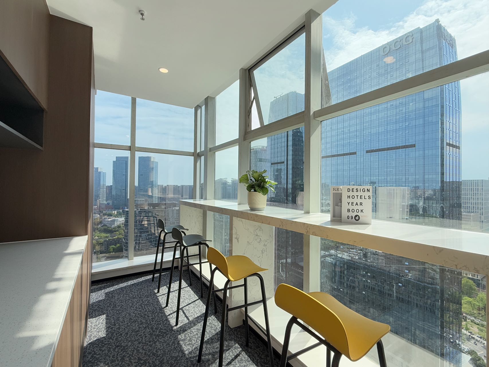 天府三街甲写精装电梯口好房 4隔间20工位 西南双面采光  视野和采光都非常巴适 香年广场办公室出租