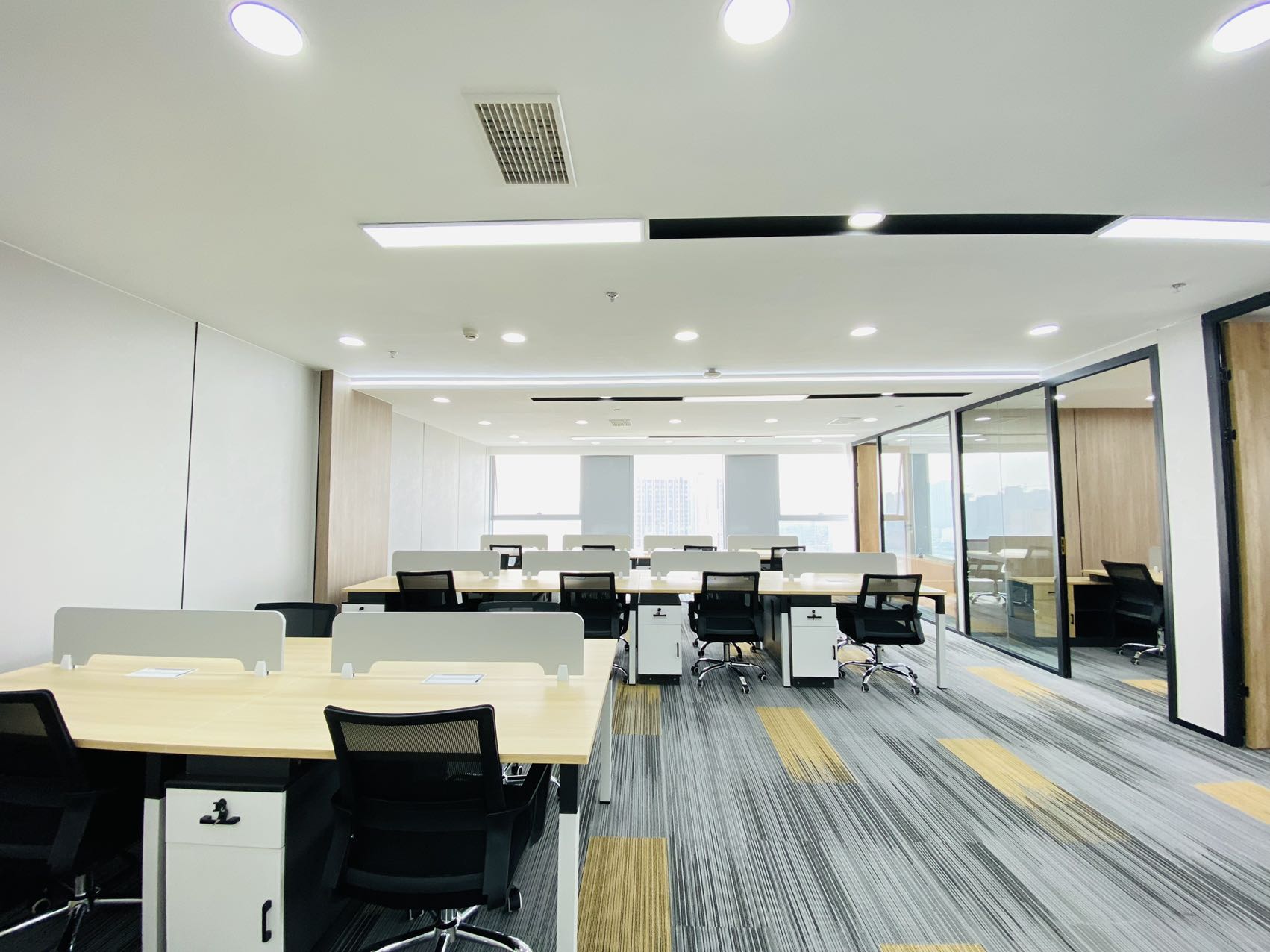 东门火车东站几百米 双地铁 242平 4隔间24工位 精装带家具 双面采光 无加时费 中环国际办公室出租