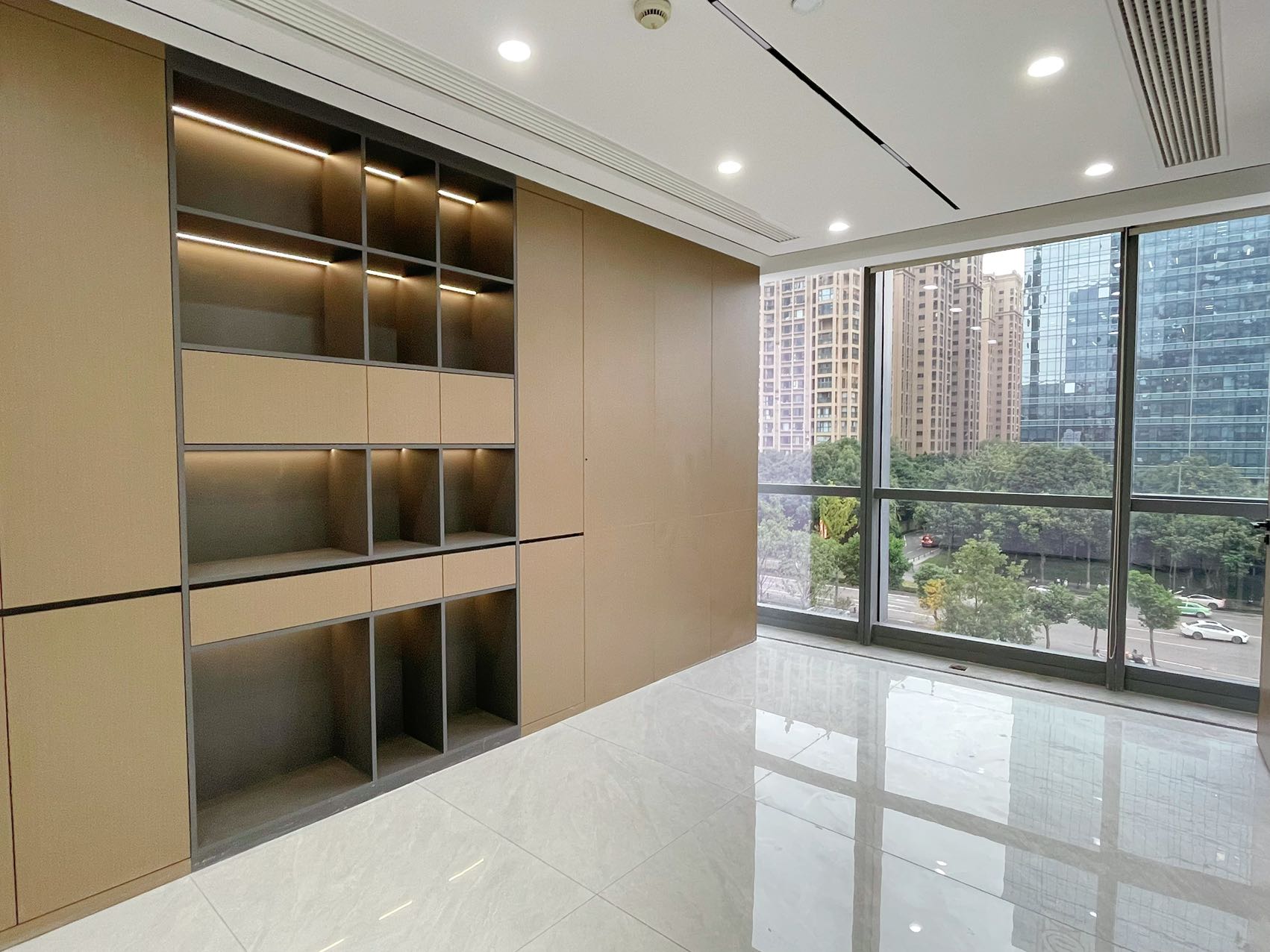 金融城甲级写字楼 按套出租 户型方正 4隔间18工位 低区看交子环 利用率高 东方希望中心办公室出租