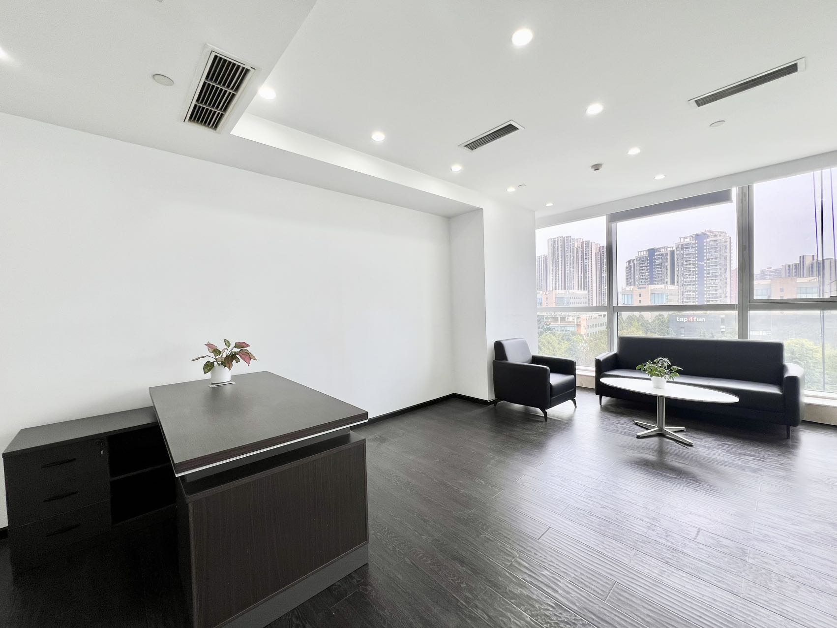 天府三街地铁两三百米 双面采光户型 238平方 1隔间30工位 可以价格见 带展柜 希顿国际广场C座办公室出租