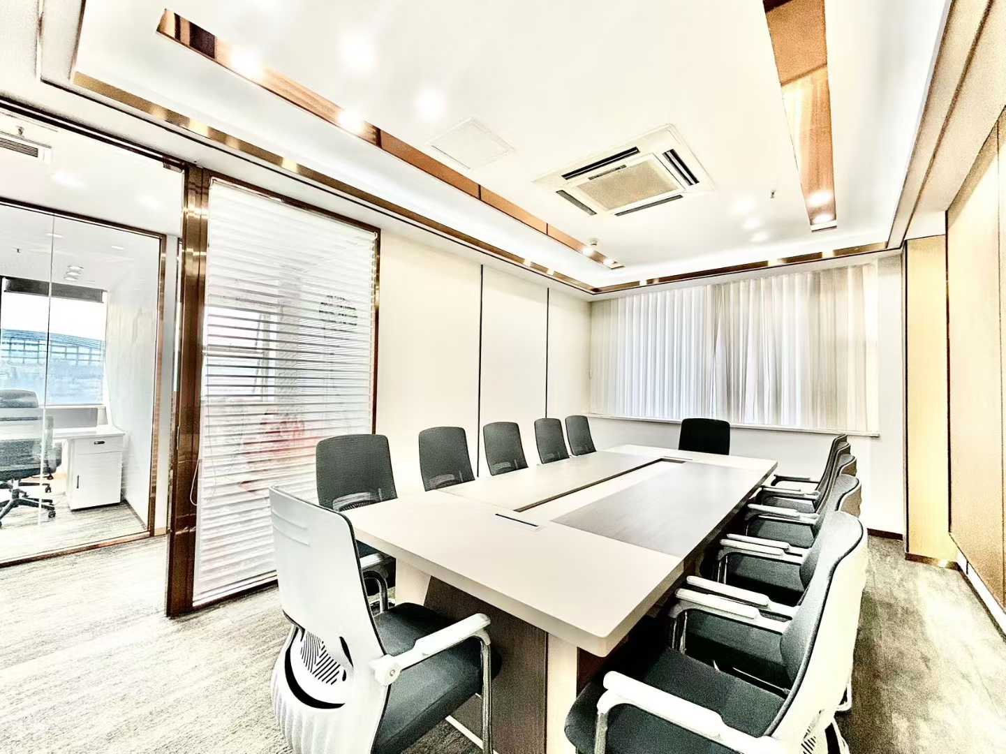 孵化园三地铁线交汇地铁口 服务面积280平方 5隔间30工位 精装带家具 24小时空调 奥克斯广场办公室出租