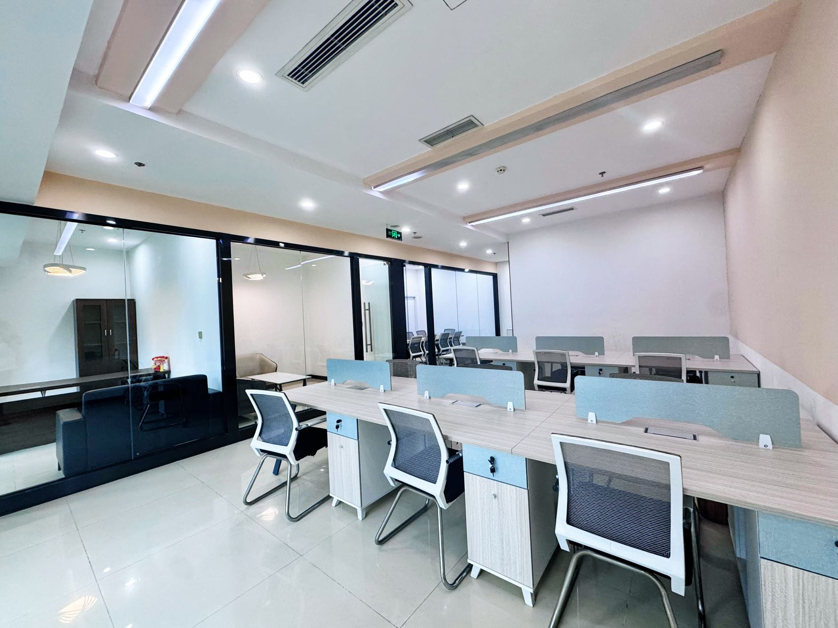 天府二街甲级楼盘 24小时空调 套租 3隔间15工位 含物业费 雄川金融中心办公室出租